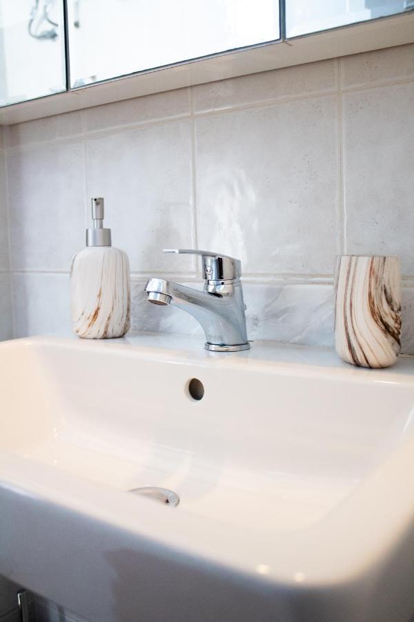 Emvi Apartments III Seaview Near Airport أرتيميدا المظهر الخارجي الصورة